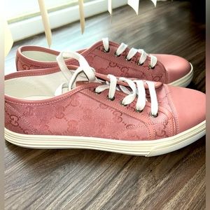 New Gucci sneakers only worn once size 9(39)